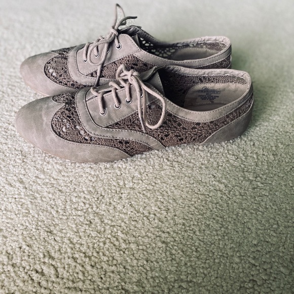 ✨3/ $25✨ Tan Lace flats, WantedShoes - Picture 3 of 5